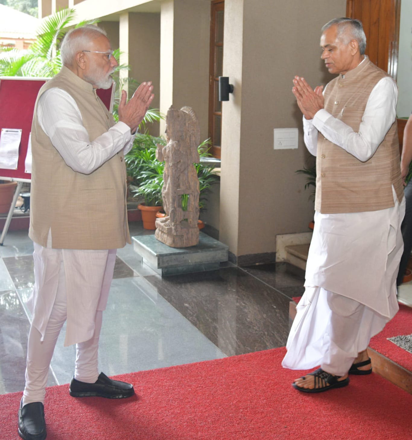 રાજ્યપાલે પ્રધાનમંત્રી મોદીને રાજભવનથી આપી આત્મીય વિદાય