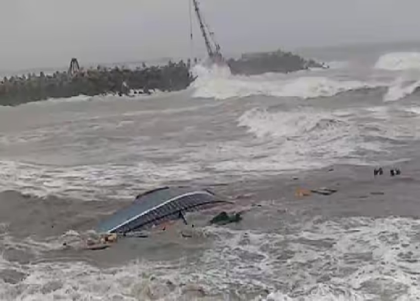 અમરેલી જિલ્લાના દરિયાઈ સીમામાં ડૂબેલી બોટનો મામલો