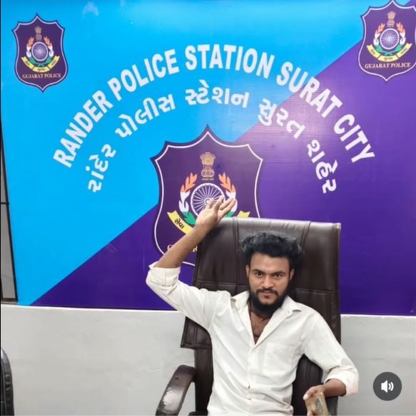 સુરત પોલીસ સ્ટેશનમાં ફોટોશૂટ!