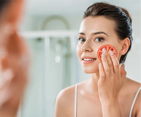 ચહેરા પર ટામેટાંનો રસ લગાવવાથી શું થાય છે?