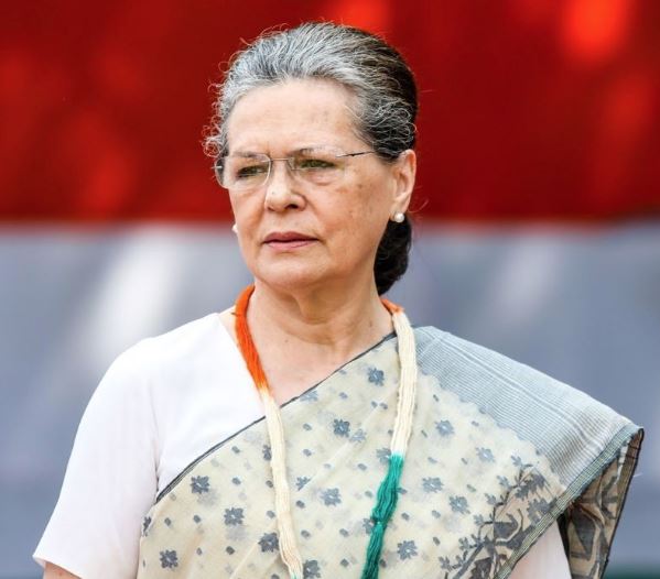 સોનિયા ગાંધી સામે ખોટા દસ્તાવેજના ઉપયોગની ફરિયાદ