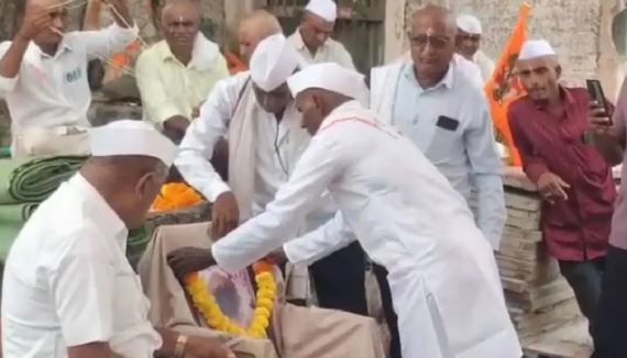 વાંદરાનું મોત થતાં આખા ગામના લોકોએ કેમ કરાવ્યું મુંડન?