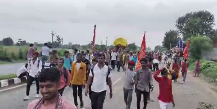 અંબાજી માર્ગો પર પદયાત્રીઓનું માનવ મહેરામણ ઉમટ્યું