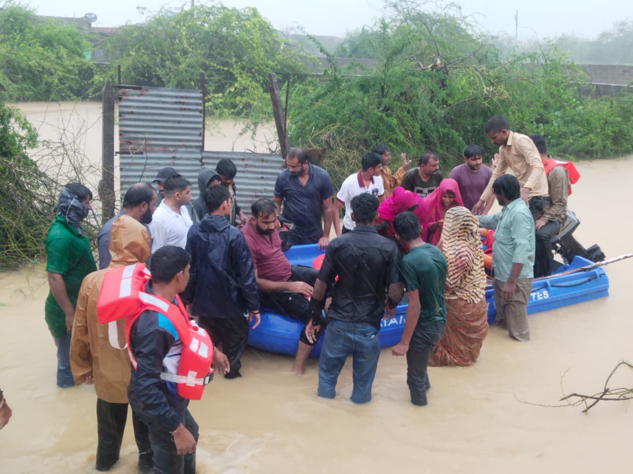 ભારે વરસાદને લઈ વહીવટીતંત્ર એલર્ટ