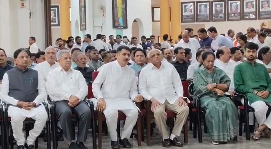 પૂર્વ CM વિજય રૂપાણી સહિત સ્વર્ગસ્થ ધારાસભ્યોને વિધાનસભાની શ્રદ્ધાંજલિ