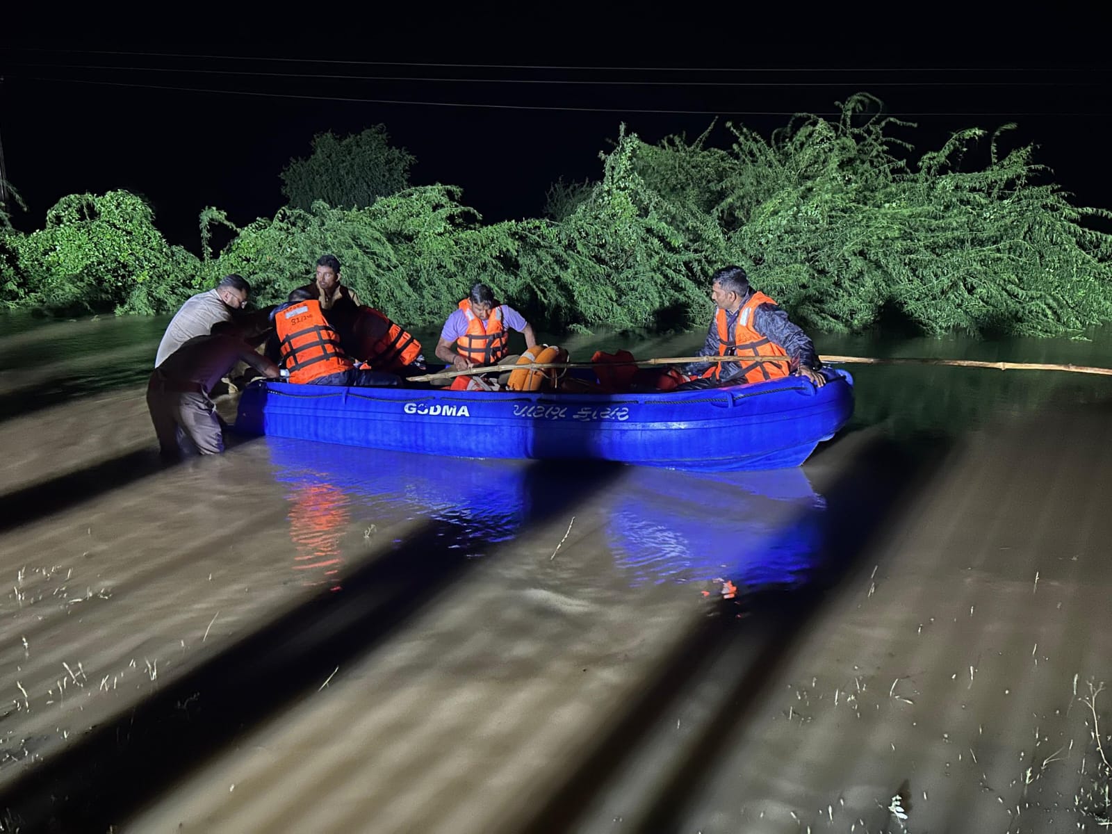 Banaskantha વરસાદી અસર બાદ તંત્ર દ્વારા રાહત-બચાવ કામગીરી પુરજોશમાં