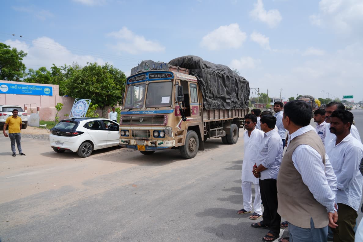 Banaskatha : પૂરગ્રસ્ત વિસ્તારમાં પશુધન માટે ઘાસ ડેપો શરૂ