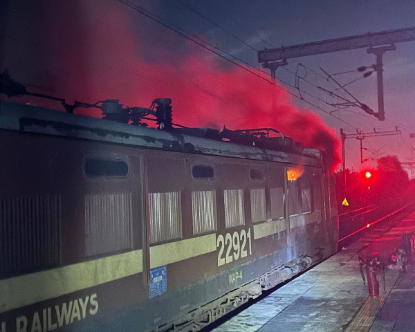 પૂર ઝડપે દોડતી ટ્રેનના એન્જિનમાં આગ