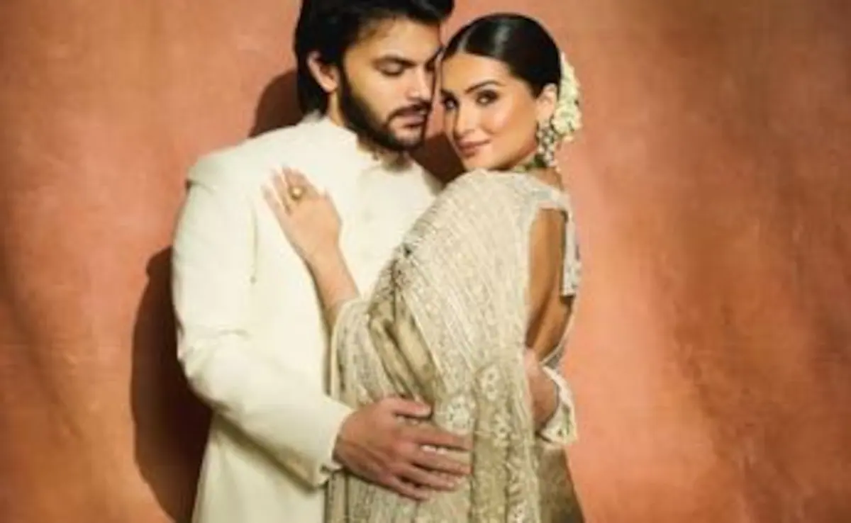 હાથમાં હાથ, Tara અને Veerની દિવાળીની પાર્ટીમાં રોમેન્ટિક એન્ટ્રી