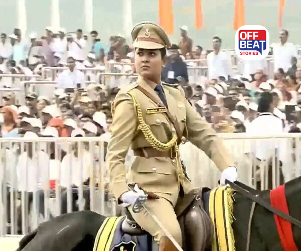 ઘોડેસવારોની ટુકડીનું નેતૃત્વ કરતા DySP મનીષા દેસાઈ