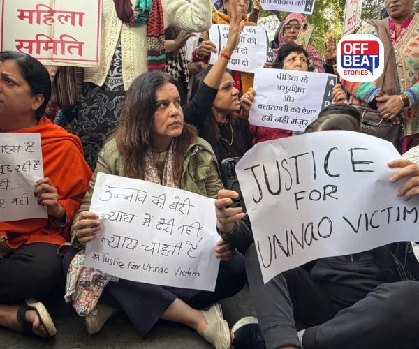 દિલ્હી હાઇકોર્ટ બહાર મહિલાઓનું વિરોધ પ્રદર્શન