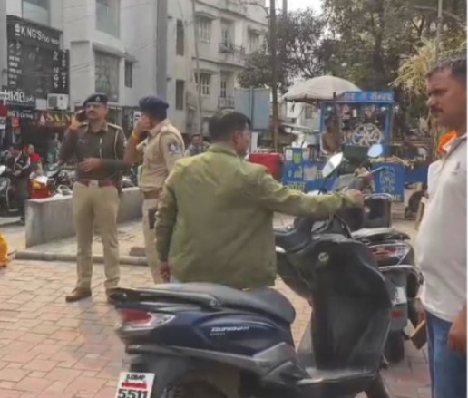 દાહોદના સ્ટેશન રોડ પર ધોળે દિવસે લૂંટ