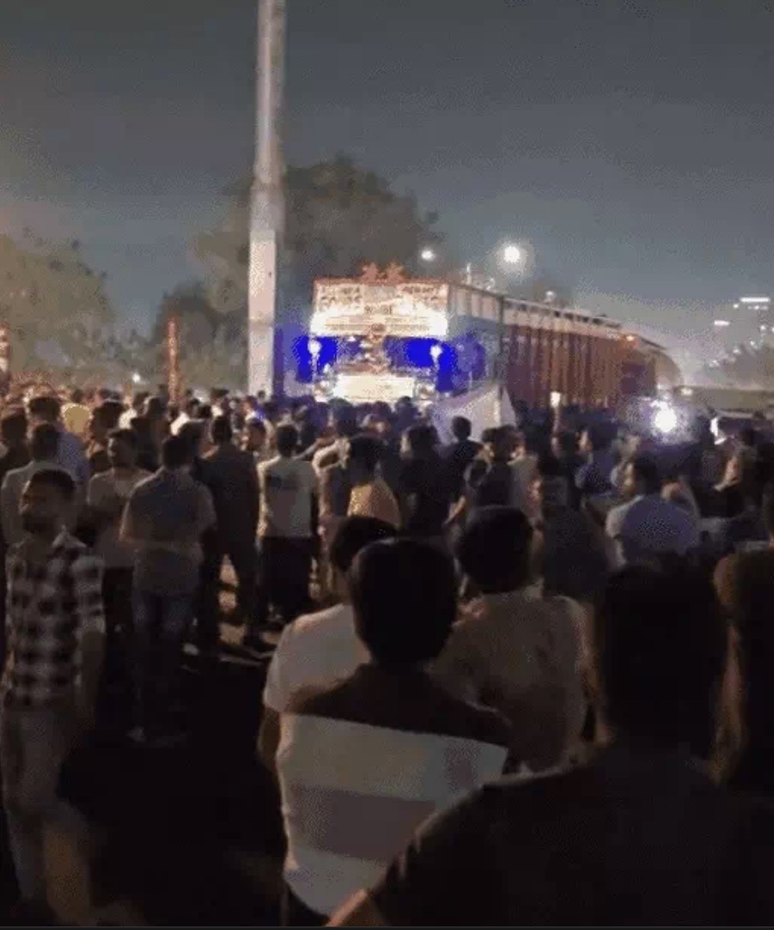 અમદાવાદમાં SP રોડ પર રહીશોનો ઉગ્ર આક્રોશ