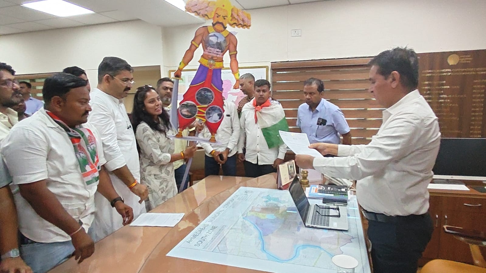 ભ્રષ્ટાચારના પ્રતીક રૂપી ‘રાવણ’ આકર્ષણનું કેન્દ્ર