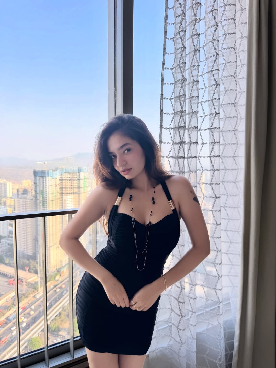 બ્લેક બોડીકોન ડ્રેસમાં Anushka Sen નો ગ્લેમરસ લુક