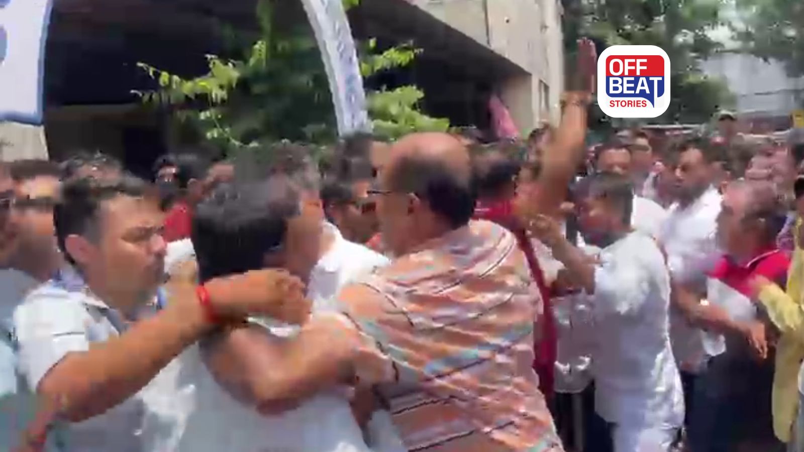 વડોદરામાં મતદાન મથક પર બાકાઝીકી!