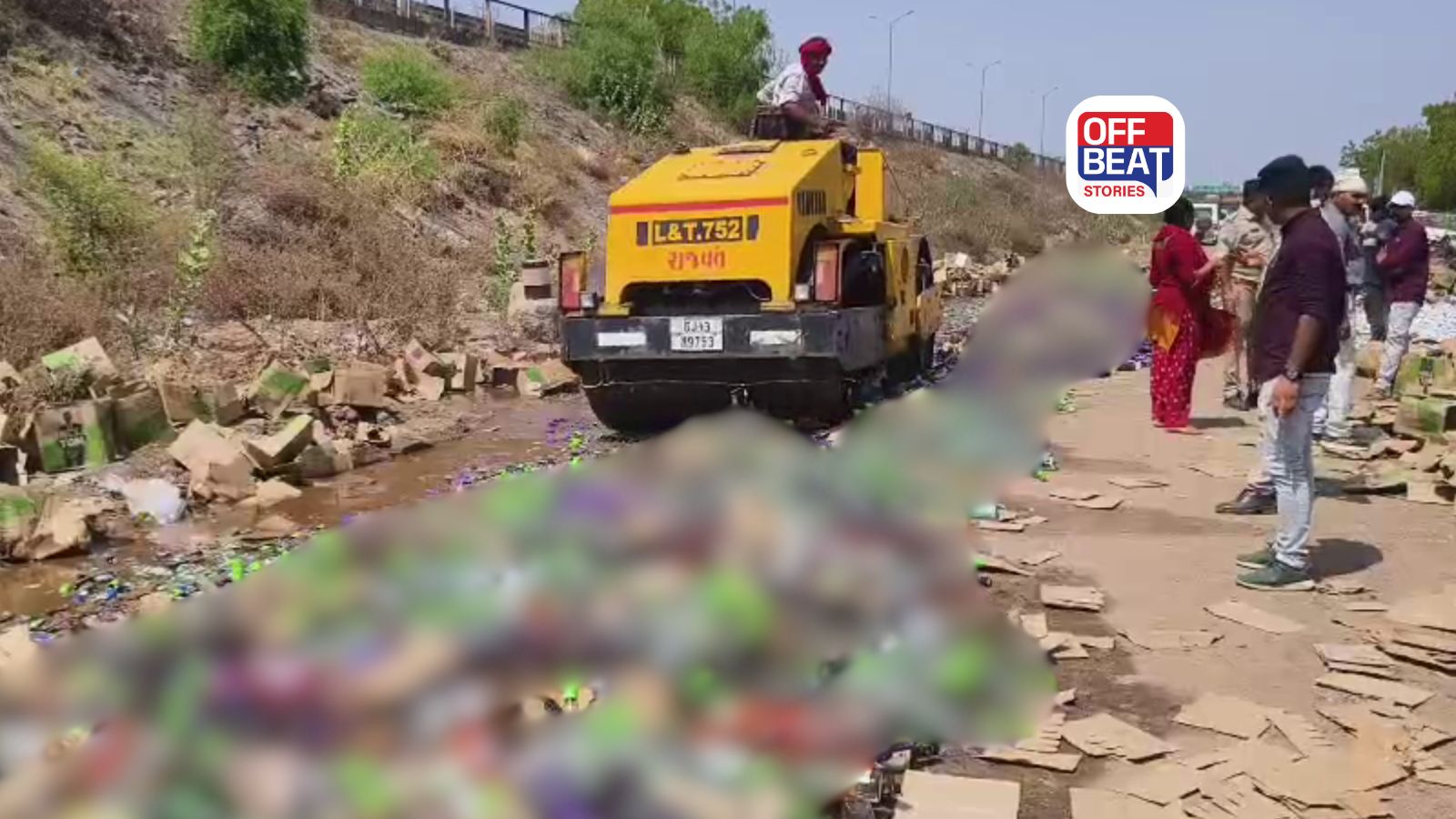 વિદેશી દારૂનો નાશ કરતું રોડ રોલર