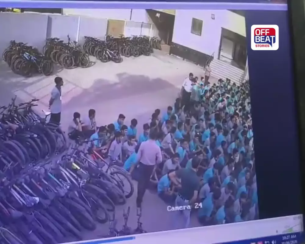 અમદાવાદની સ્કૂલમાં શિક્ષકની ક્રૂરતાના CCTV સામે આવ્યા!