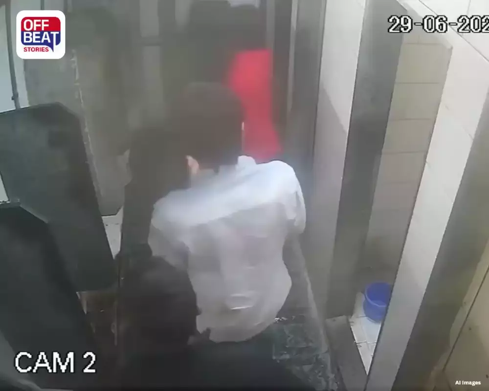 બાથરૂમમાં ઘેરીને 11 તમાચા અને 4 લાત મારી