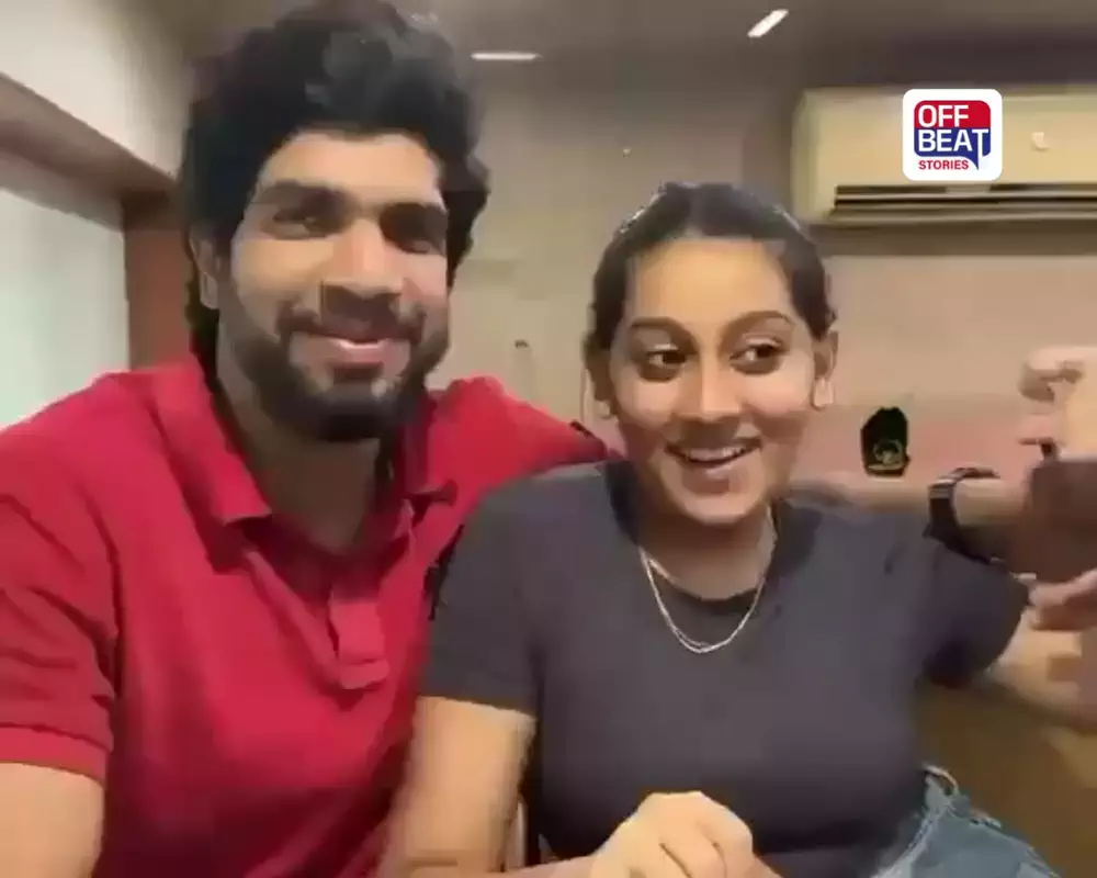 હાથોમાં હાથ, ચહેરા પર સ્મિત!