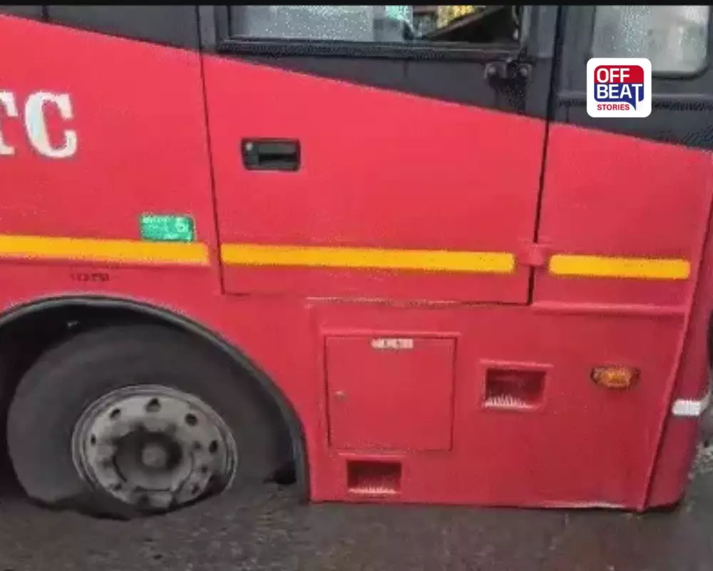 સુરતમાં STનું આખે આખું ટાયર રોડમાં ઘુસી ગયું