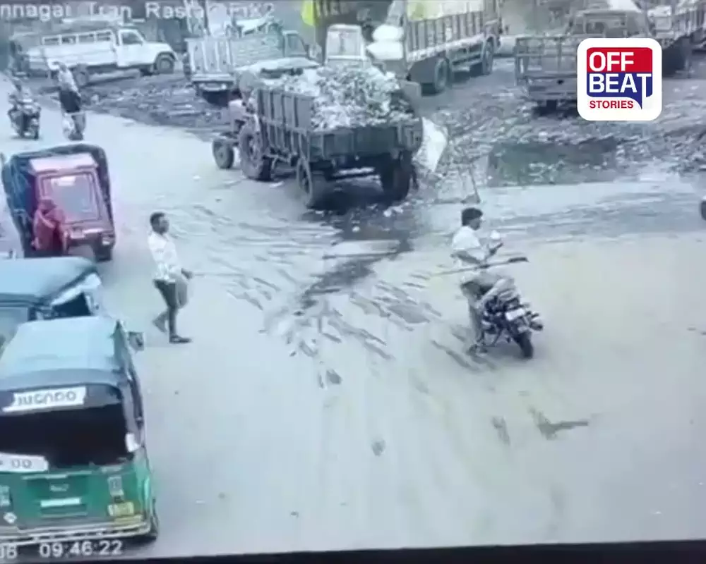 વડોદરામાં જાહેરમાં ધારદાર દાતરડું લઈને રોફ જમાવતો શખ્સ ઝડપાયો