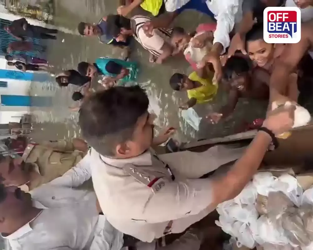 સુરત ખાડીપૂર વચ્ચે ખટોદરા પોલીસ બની દેવદૂત