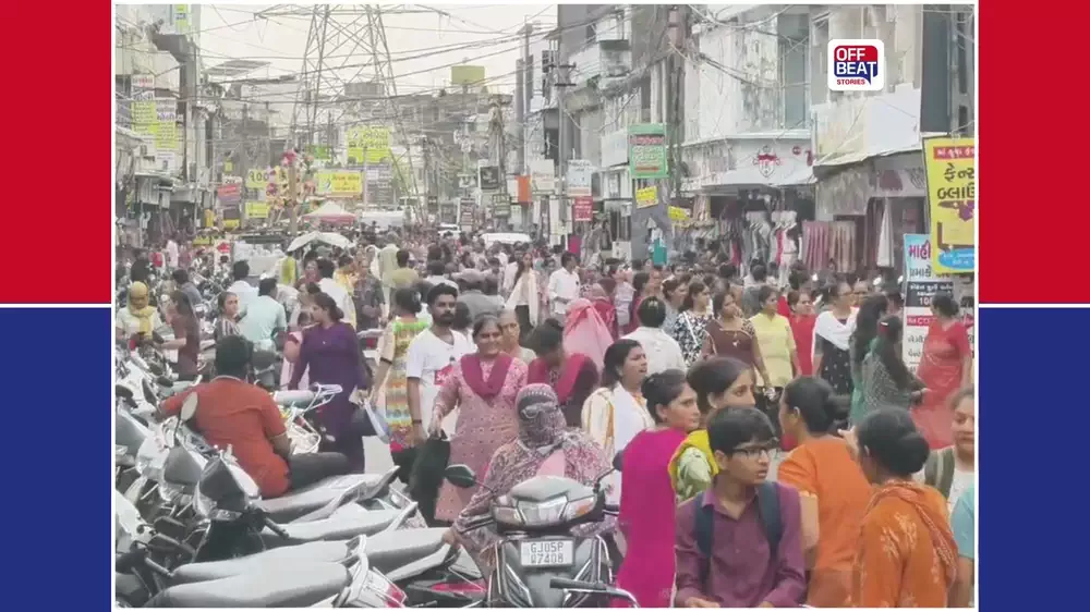 સુરતમાં 'પાણીના ભાવે' કપડાં લેવા મહિલાઓની પડાપડી!