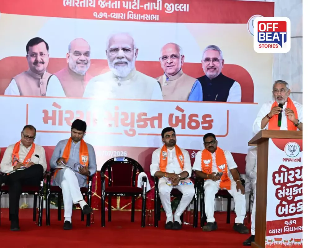 વ્યારામાં ભાજપની સંયુક્ત બેઠકમાં કાર્યકર્તાઓને સંબોધતા પ્રદેશ અધ્યક્ષ જગદીશ વિશ્વકર્મા