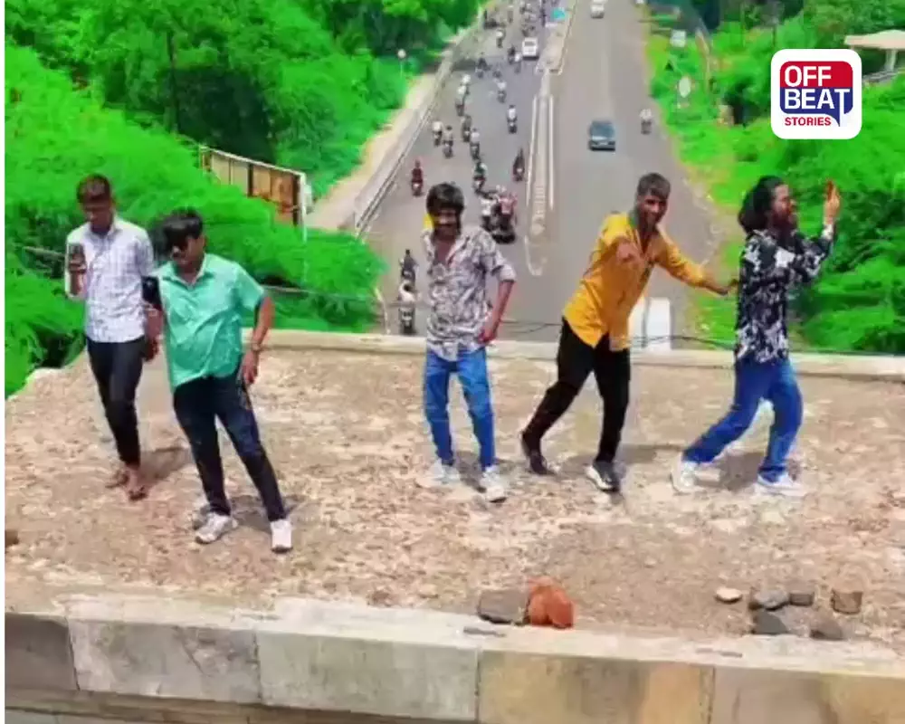 પાવાગઢના ઐતિહાસિક સિટી ગેટ પર યુવકોએ બનાવી જોખમી રીલ