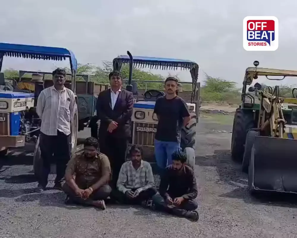 ચોટીલામાં ગેરકાયદે ખનીજચોરી સામે પ્રાંત અધિકારીની ટીમે જપ્ત કરેલા ટ્રેક્ટર અને લોડર.