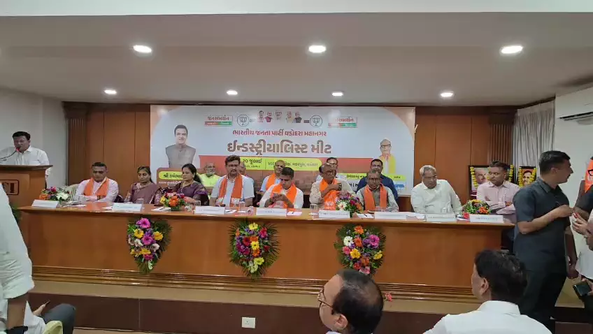 વડોદરામાં ઉદ્યોગપતિઓ સાથે નાયબ મુખ્યમંત્રી હર્ષ સંઘવીનો સંવાદ