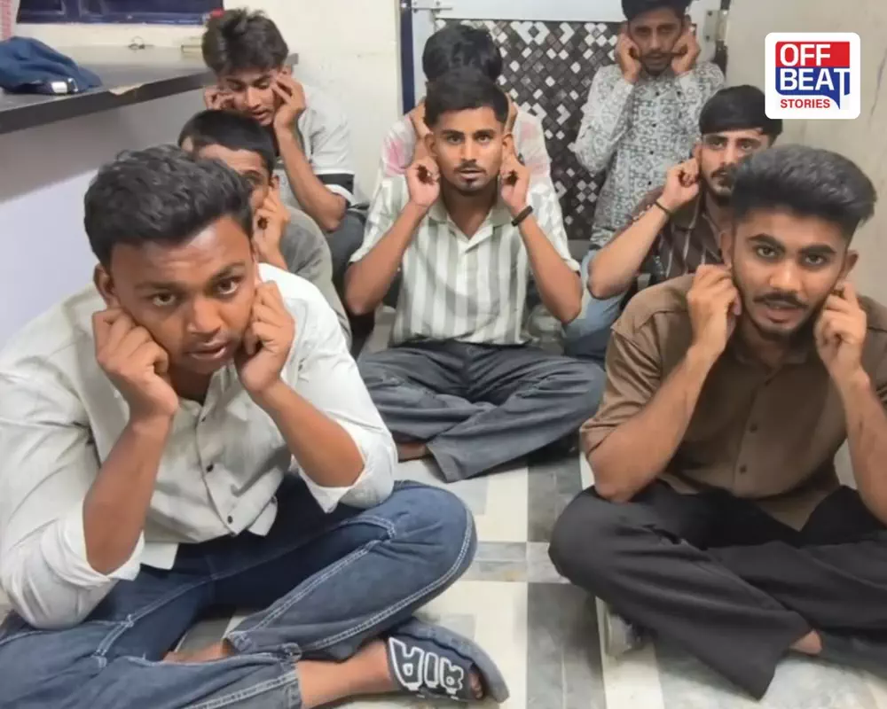ઝડપાયેલા 11 યુવકની છબી
