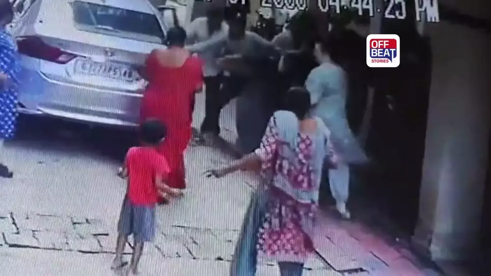 સુરતમાં યુવતીને વાળ પકડી કારમાં ઢસડતા CCTV વાયરલ