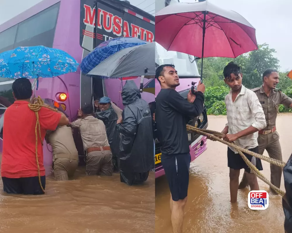 ભારે વરસાદ વચ્ચે વલસાડના અંભેટી પાસે ફસાઈ બસ
