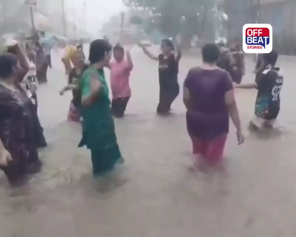 રસ્તા પર પાણી, વચ્ચે ગરબા...