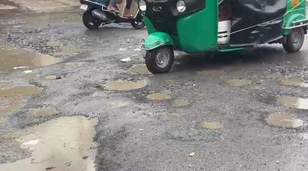 વડોદરામાં 'વિકાસ'ના દાવાની પોલ ખોલતા ખાડા