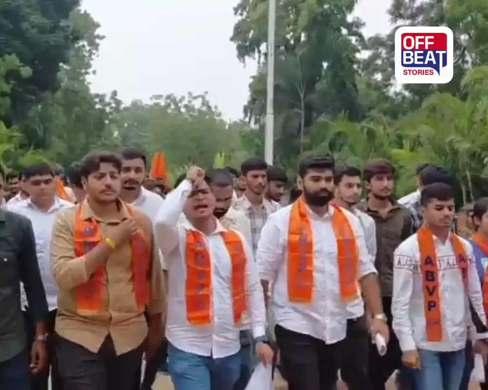 ગુજરાત યુનિવર્સિટીમાં ABVPનો ઉગ્ર વિરોધ: કુલપતિની ઓફિસમાં હોબાળો