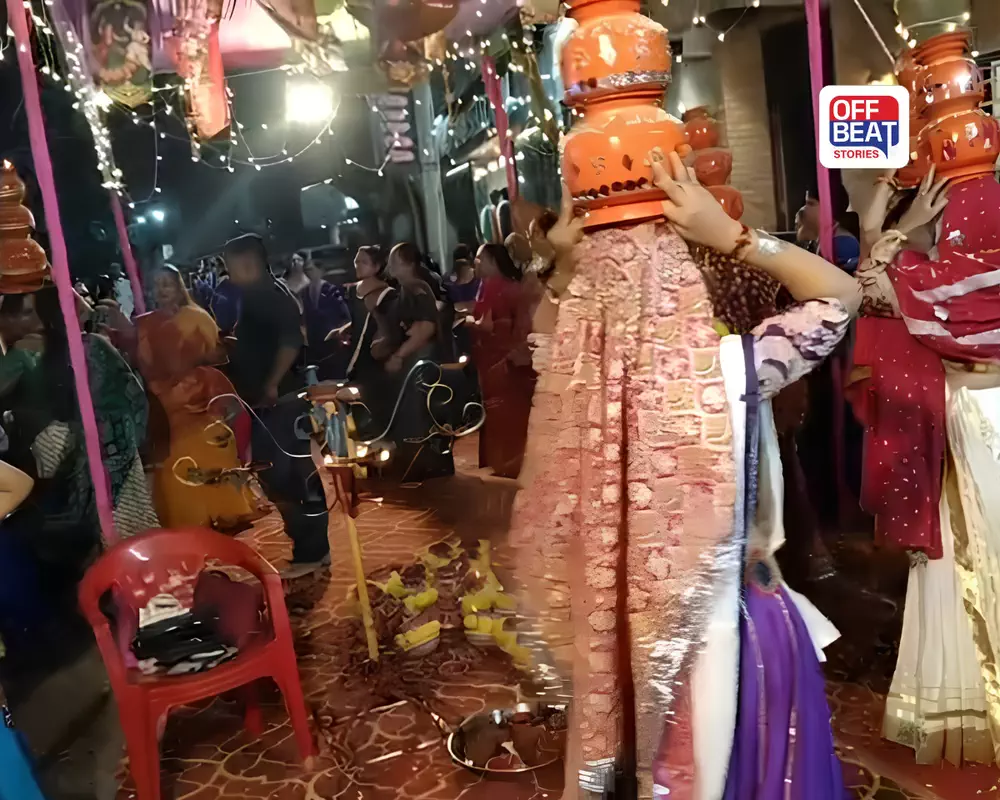 દાહોદમાં મોઢ સમાજે પ્રાચીન શેરી ગરબાની પરંપરા જીવંત રાખી: માથે દીવડાવાળી ગરબી સાથે મહિલાઓએ રમ્યા ગરબા