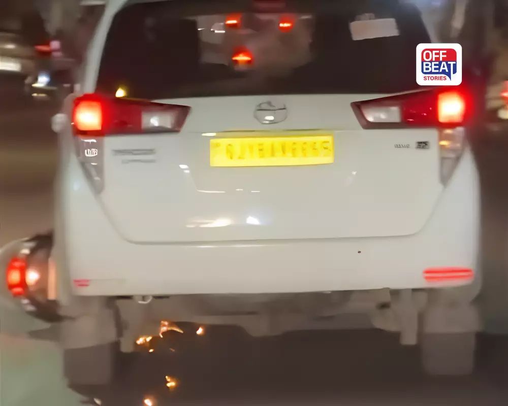અમદાવાદમાં બેફામ કારચાલકનો કહેર!: હિમાલયા મોલ પાસે મોપેડને ટક્કર મારી એક કિલોમીટર સુધી ઘસડ્યું, વીડિયો વાયરલ