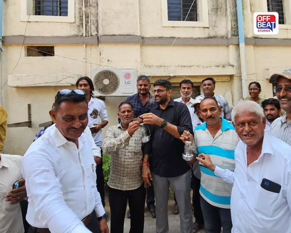 જૂનાગઢમાં વીજ કાપ સામે AAPનો અનોખો વિરોધ: અધિકારીઓને ફાનસ આપીને ગોપાલ ઈટાલિયાએ સરકારને ઘેરી