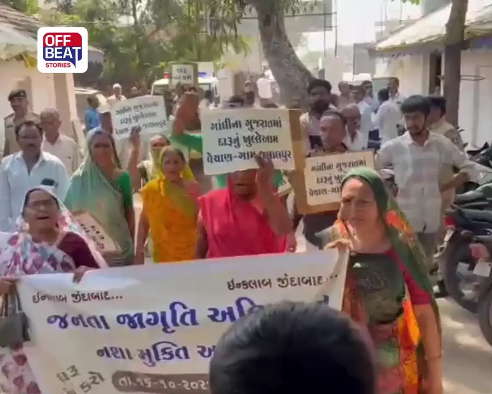 બોટાદ: જલાલપુરમાં દારૂનું વેચાણ બંધ કરાવવા ગ્રામજનોની 9 કિમી પદયાત્રા: ઢસા પોલીસને સોંપાયું આવેદન