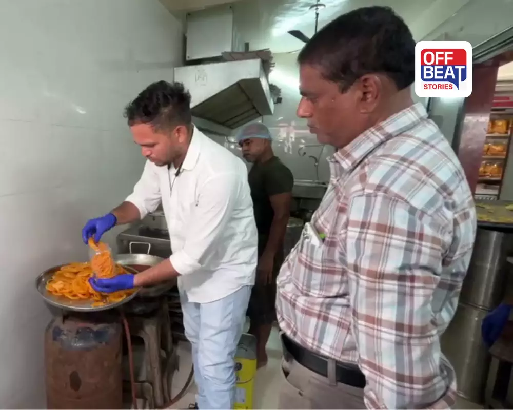દશેરા નિમિત્તે વડોદરા ફૂડ વિભાગ એક્શન મોડમાં: ફાફડા-જલેબીના સેમ્પલ લેવાયા, જાણીતી 'પ્રસાદમ' રેસ્ટોરન્ટને નોટિસ