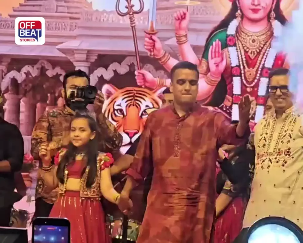 સુરત: યશ્વી નવરાત્રીમાં હર્ષ સંઘવી પરિવાર સાથે જોડાયા: ખેલૈયાઓનો ઉત્સાહ વધાર્યો