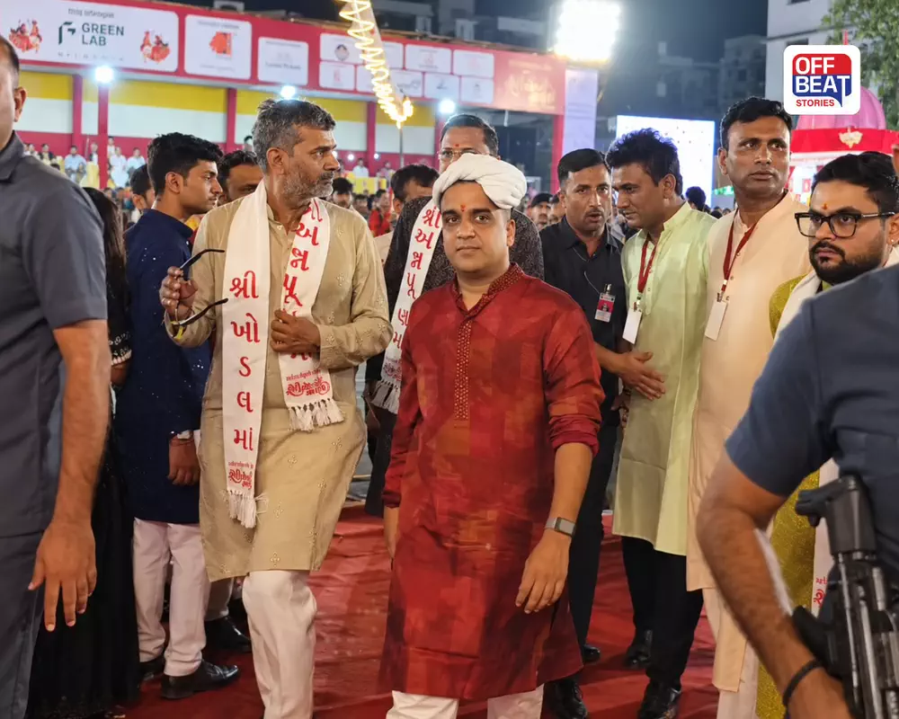 હર્ષ સંઘવીએ માઈક હાથમાં લઈ ગાયું 'ડાકોરના ઠાકોર': સુરતમાં યોજાયેલા 'શેરીના ઓટલા' નવરાત્રિનાં ગરબામાં આપી હતી હાજરી