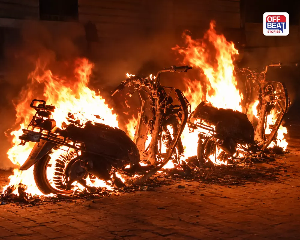 અમદાવાદમાં સાયન્સ સિટી રોડ પર બે એક્ટિવા સળગી ઊઠી: જાણીજોઈને આગ લગાવાઈ હોવાની આશંકા
