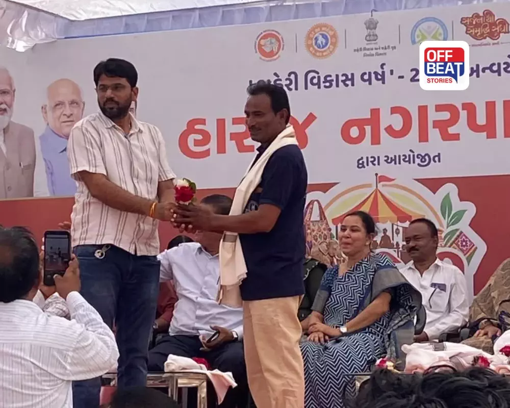હારીજના સ્વદેશી મેળામાં 'પતિરાજ' ની ચર્ચા: મહિલા કોર્પોરેટરના બદલે પતિએ સ્વીકાર્યું સન્માન